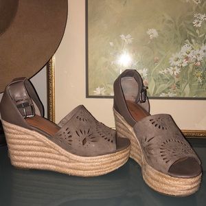 Tan Marc Fischer Look a Like Wedges